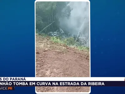 Caminhão tomba em curva na BR-476 em Tunas do Paraná