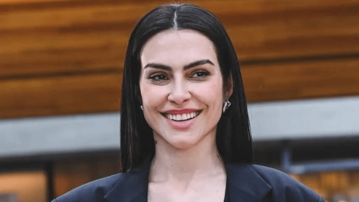 Cleo defende que nenhuma mulher precisa gerar um filho para se sentir completa