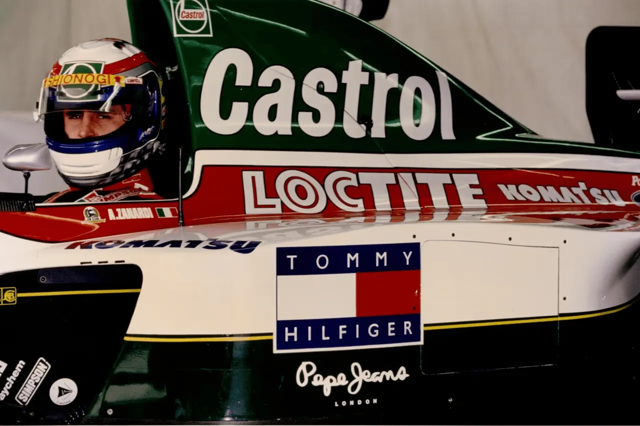 Esta imagem mostra Alessandro Zanardi na sua Lotus 107B durante a temporada de Fórmula 1 de 1993