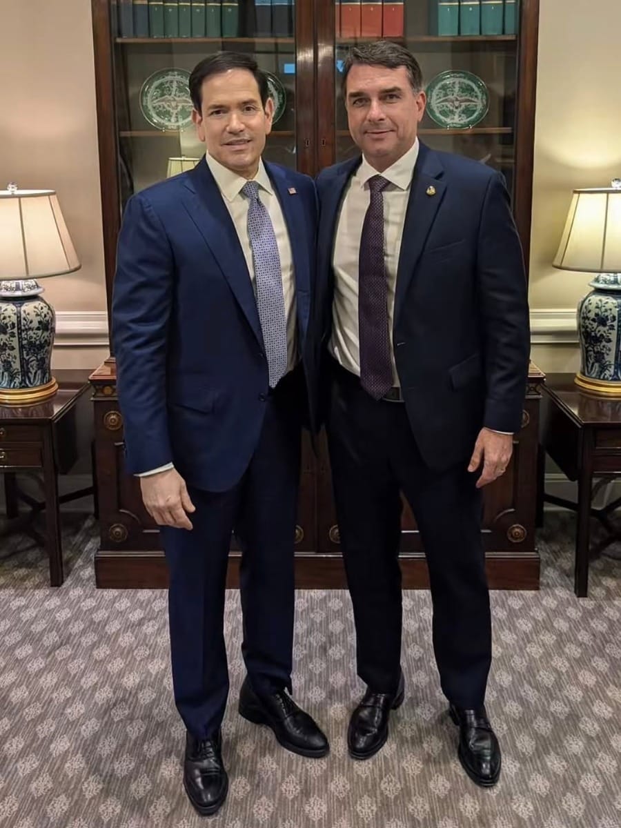Flávio Bolsonaro se reúne com Marco Rubio durante visita aos Estados Unidos