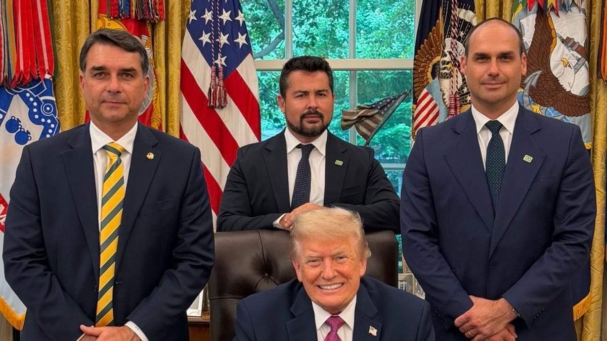 Eduardo Bolsonaro rebate acusação de IA em foto com Trump na Casa Branca