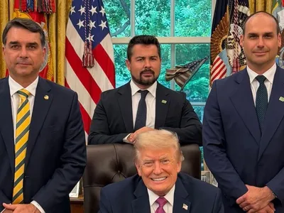 Eduardo Bolsonaro rebate acusação de IA em foto com Trump na Casa Branca