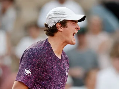 João Fonseca busca virada histórica e pega Novak Djokovic em Roland Garros