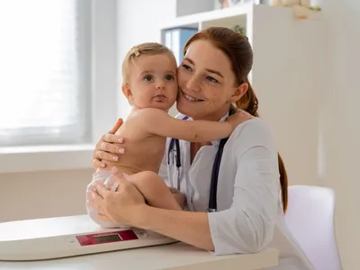 Como é a rotina na pediatria? Médica conta o que esperar da área