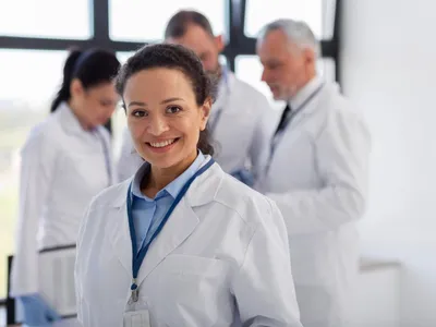 Plantão, concurso ou clínica? Como médico recém-formado inicia a carreira