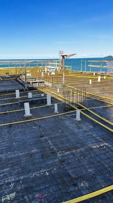 O domínio de tecnologias estruturais robustas confere suporte físico e viabilidade econômica para a arquitetura residencial de luxo.