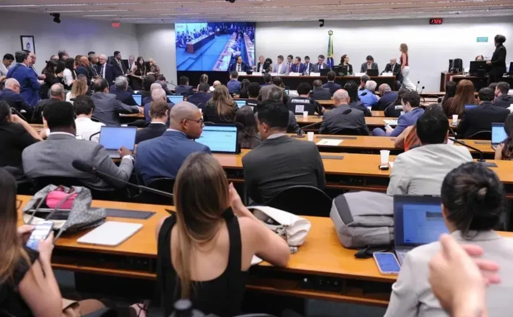 Fim da escala 6x1 avança e preocupa empresários