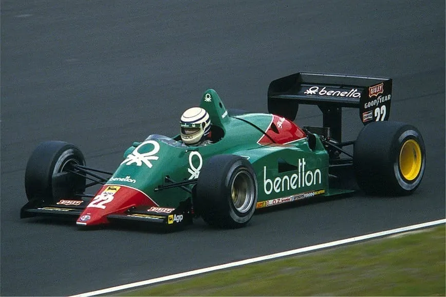 Riccardo Patrese ao volante do Alfa Romeo 184 T durante os treinos para o Grande Prêmio da Alemanha de 1985 em Nürburgring