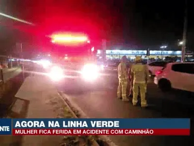 Motociclista fica ferida em acidente com caminhão na Linha Verde
