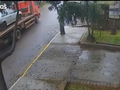 Vídeo: Caminhão guincho desgovernado destrói portão de casa no RS