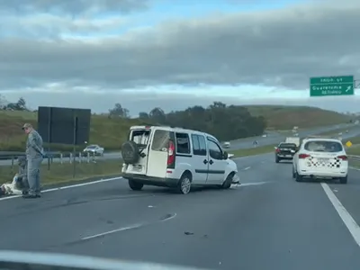 Carro bate contra defensa metálica e deixa vítima leve na Carvalho Pinto