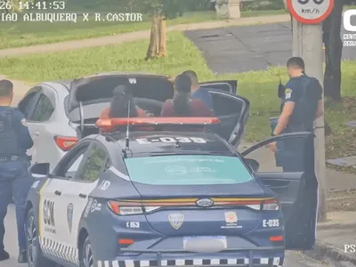 Dupla é presa suspeita de furtar roupas de lojas em shopping de SJC