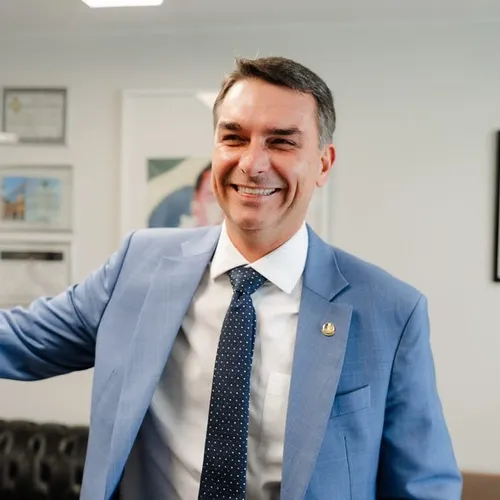 Vittor Sales/Divulgação/Flávio Bolsonaro