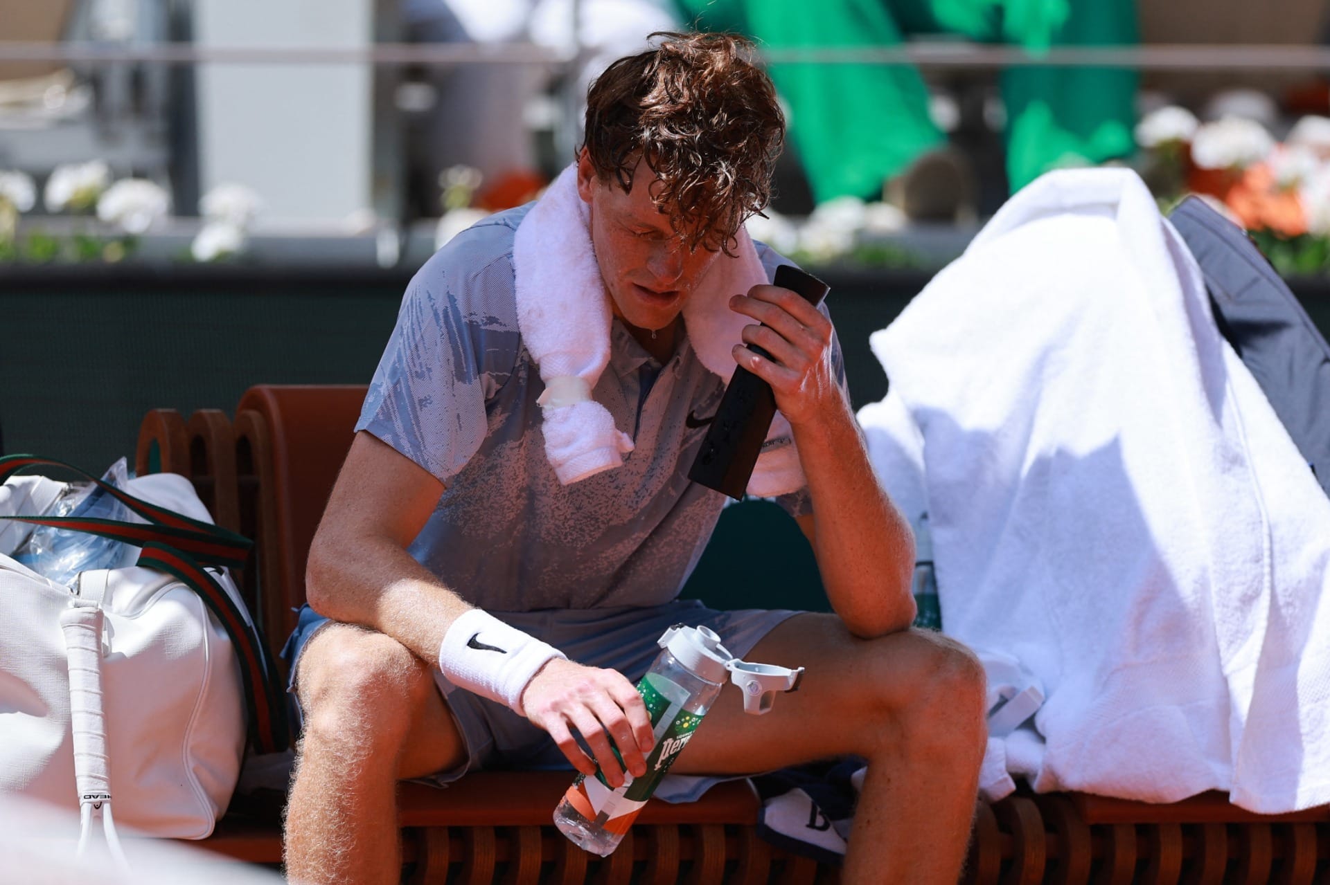 Jannik Sinner passa mal a um game da vitória e é eliminado em Roland Garros
