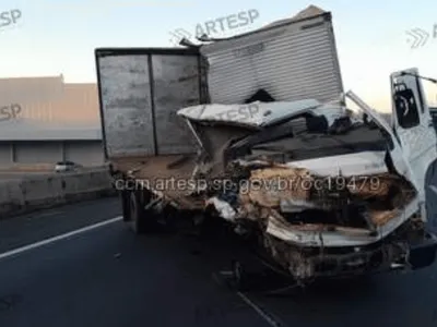Batida entre carreta e caminhão deixa ferido e gera trânsito na Anhanguera