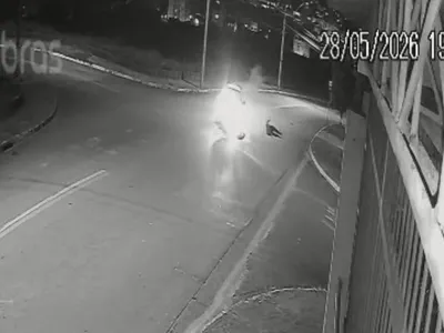 Vídeo: motociclista dá "pirueta no ar" após colisão com carro em SJCampos