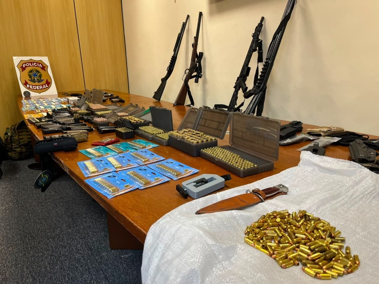 PF prende falso agente com armas e documentos falsificados