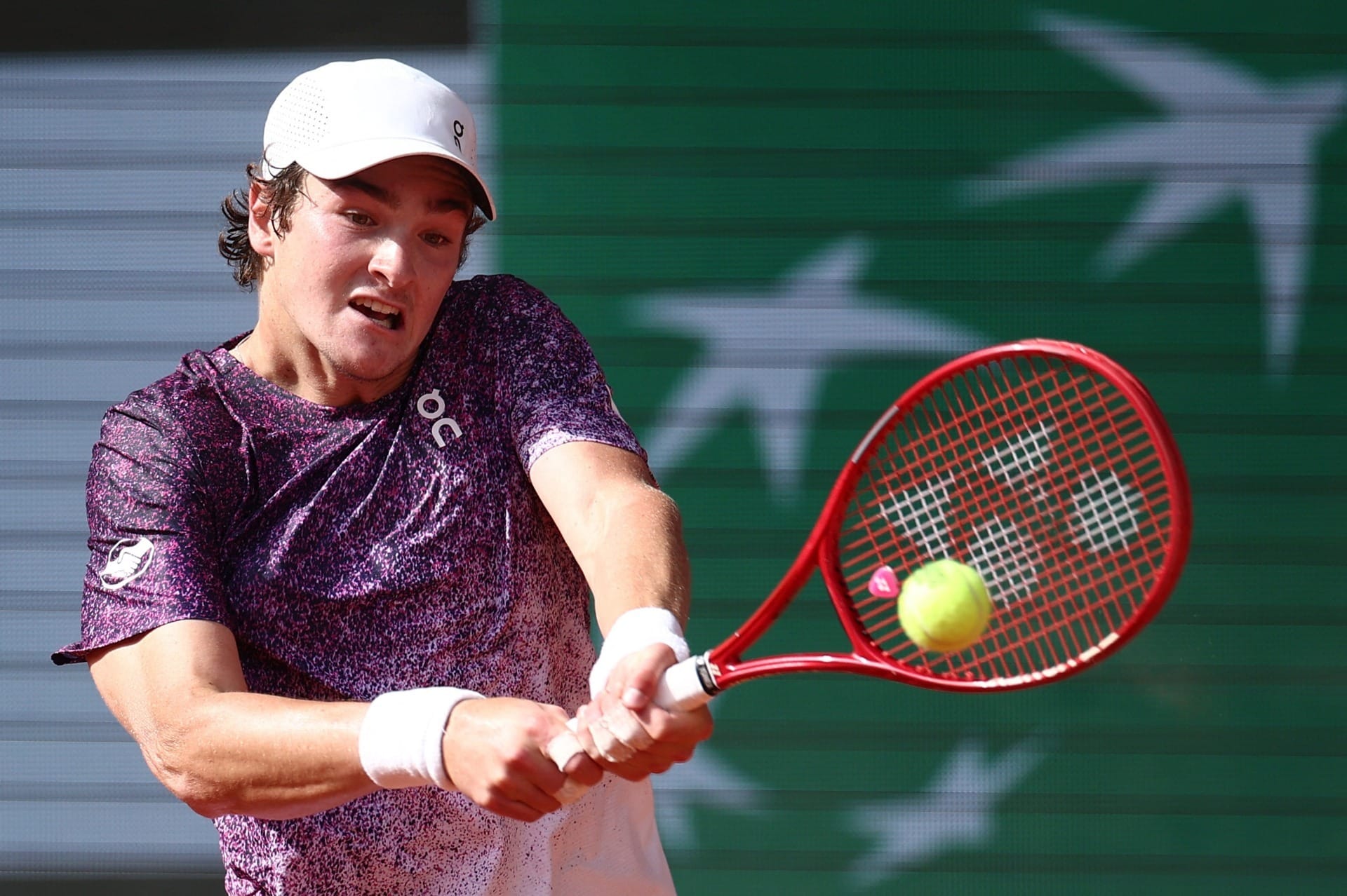 Fonseca faz história, vira sobre Djokovic e vai às oitavas de Roland Garros