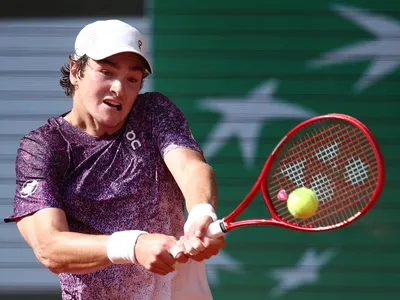 Fonseca faz história, vira sobre Djokovic e vai às oitavas de Roland Garros