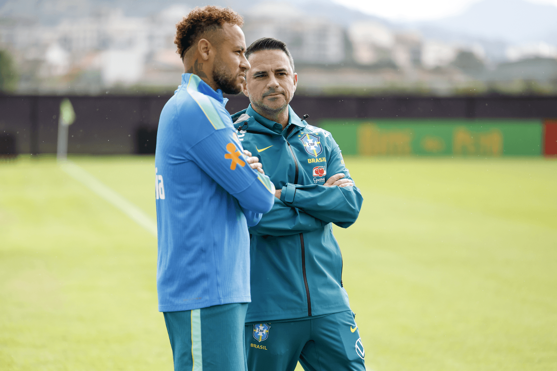 Neymar e Rodrigo Caetano em treino da Seleção nesta sexta (Foto: Rafael Ribeiro / CBF)