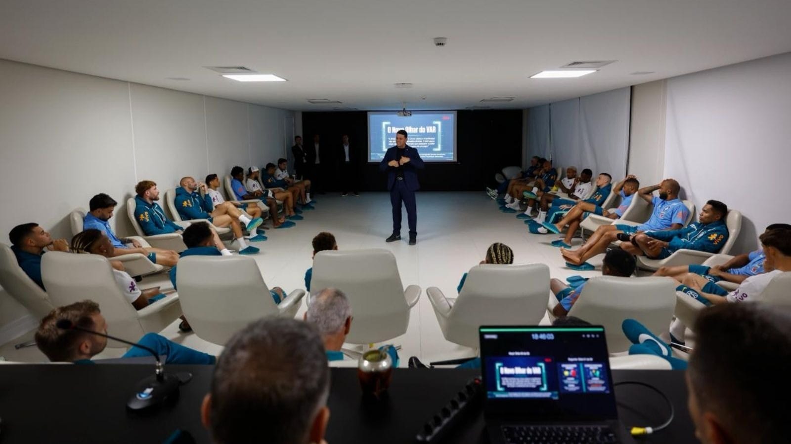Seleção Brasileira tem palestra sobre novas mudanças na arbitragem; entenda