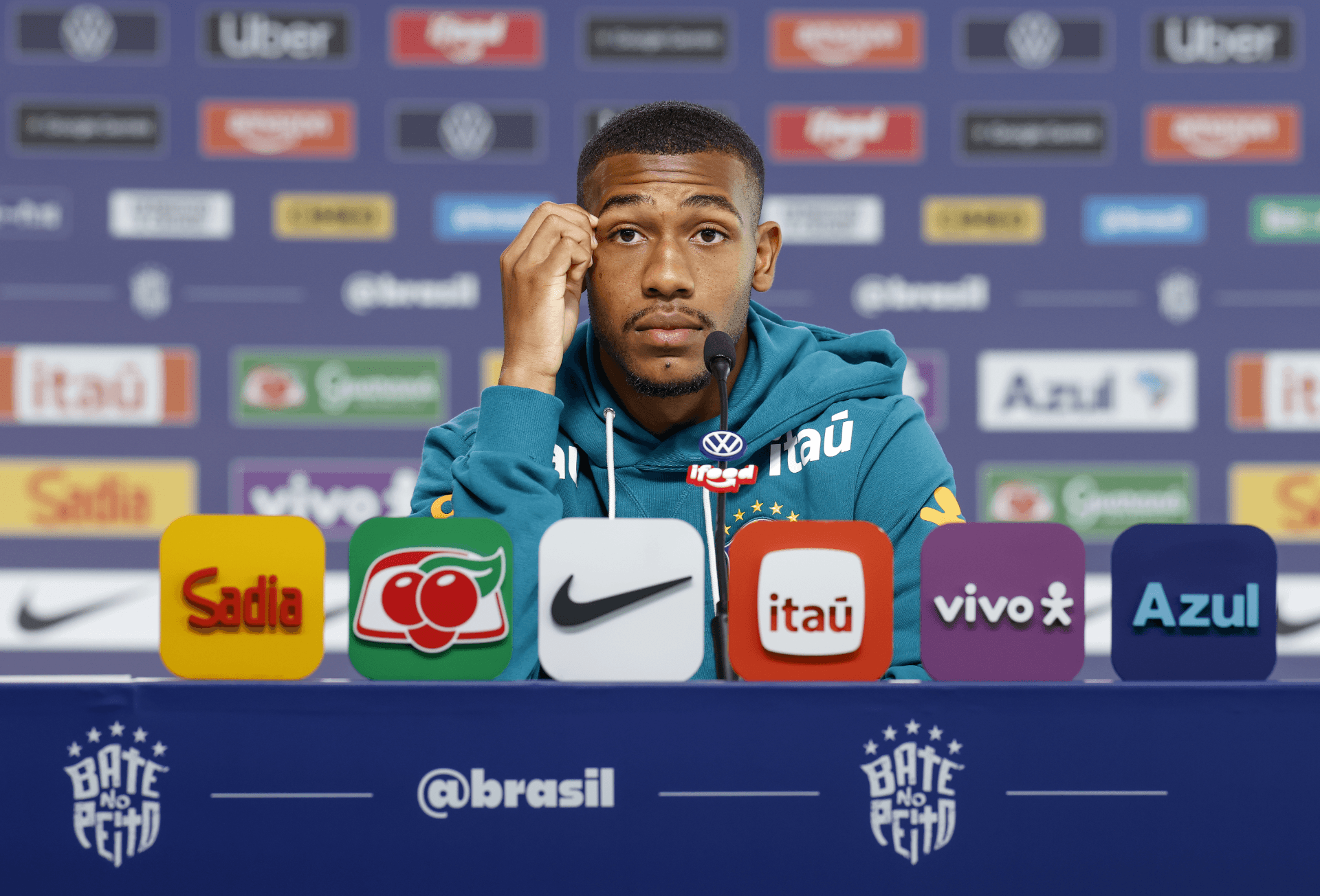Rayan em coletiva na Granja Comary (Foto: Rafael Ribeiro / CBF)