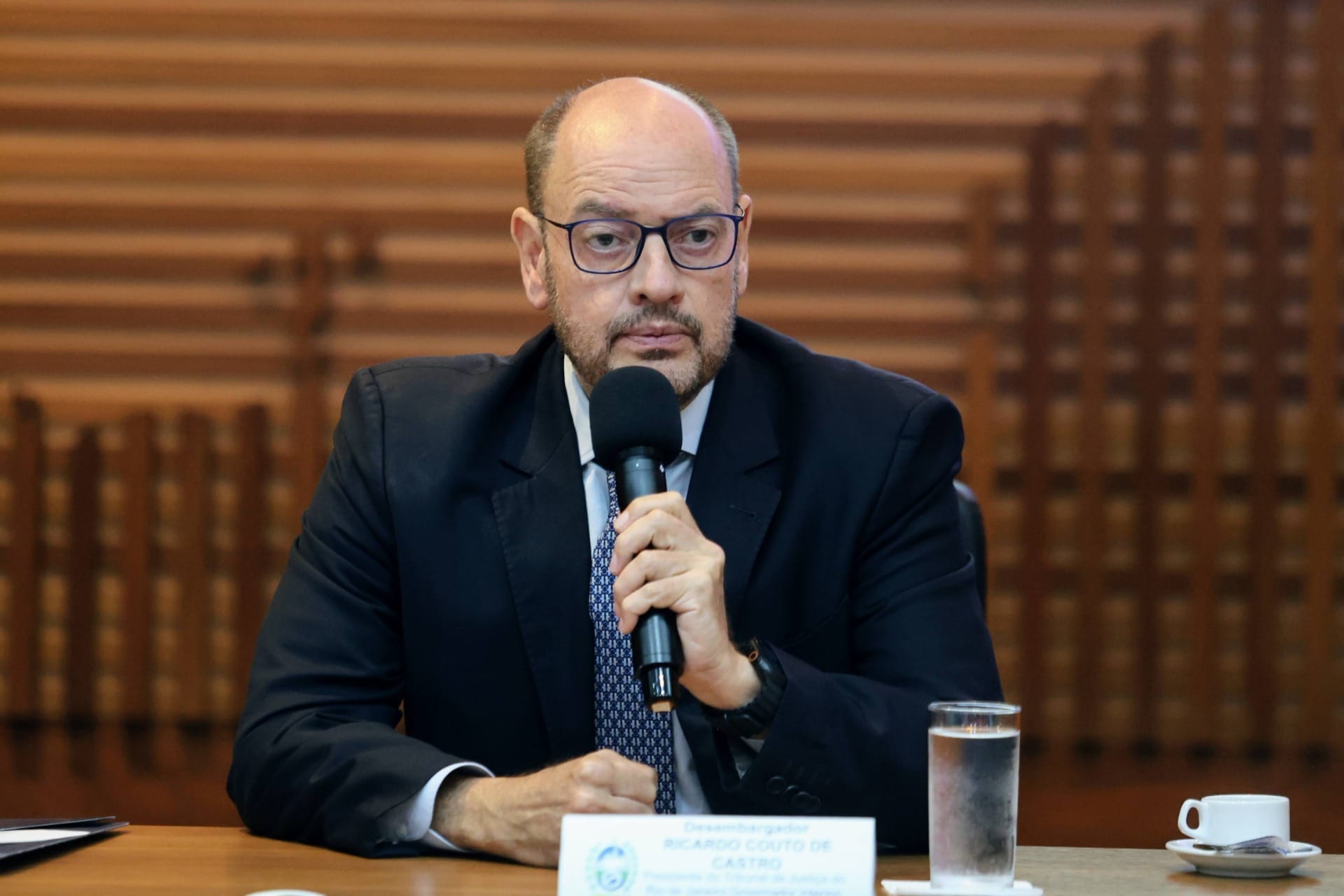 'Faxina' em cargos comissionados deve economizar R$ 230 milhões no RJ