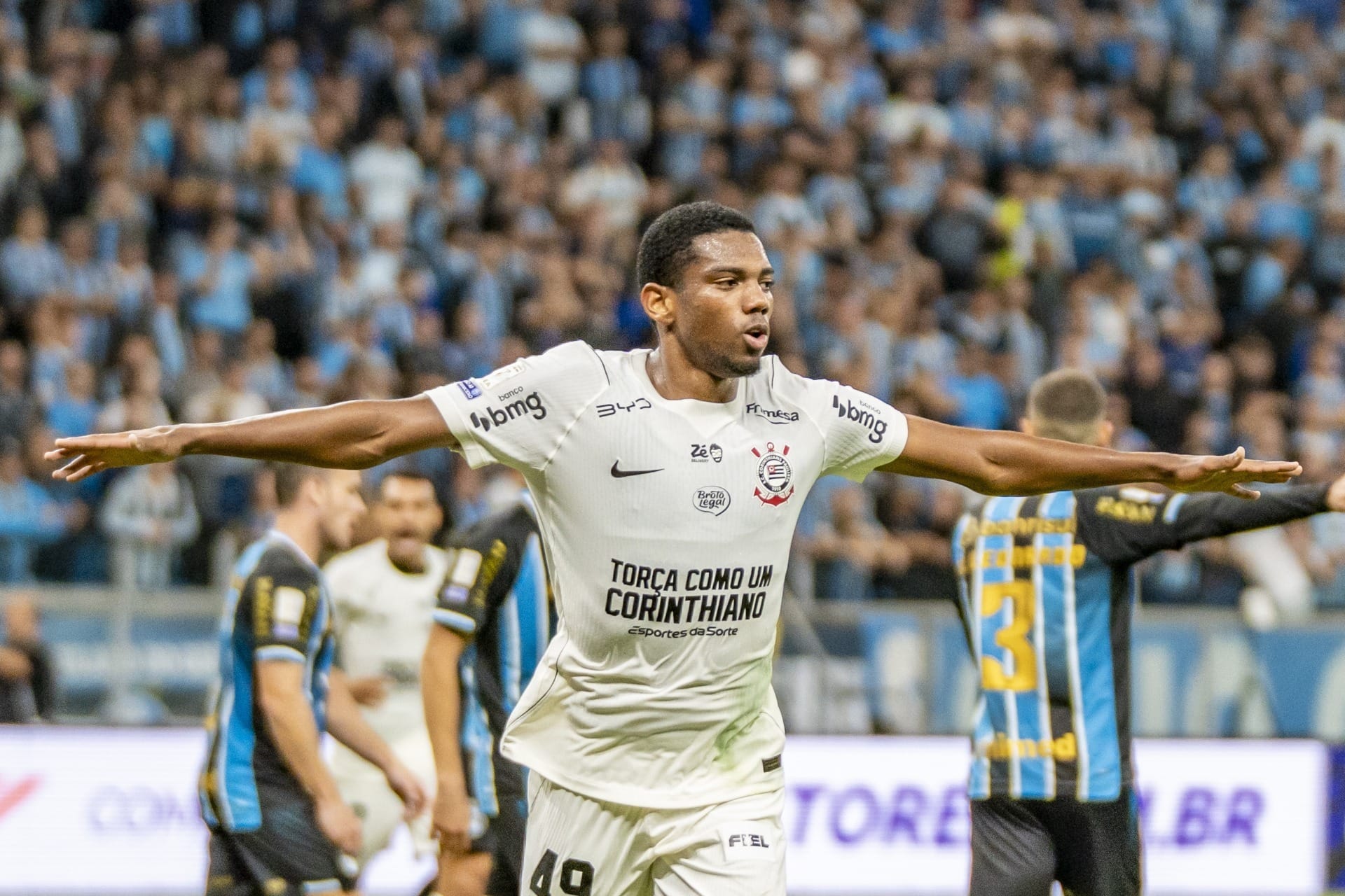 Com 2 gols de André, Corinthians bate Grêmio fora de casa