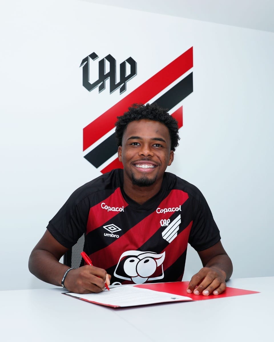 Athletico firma primeiro contrato profissional com Willian Bispo