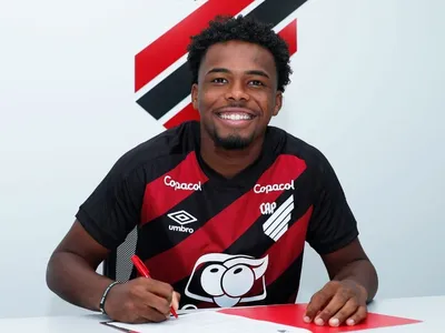 Athletico firma primeiro contrato profissional com Willian Bispo