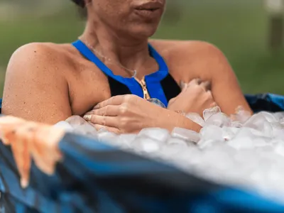 Banhos de gelo começam a sair do esporte e entrar na vida social urbana