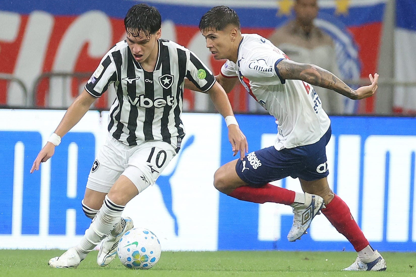 Bahia aproveita gol contra bizarro e expulsão e vence Botafogo no fim