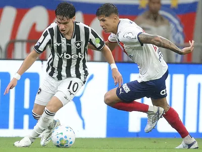 Bahia aproveita gol contra bizarro e expulsão e vence Botafogo no fim