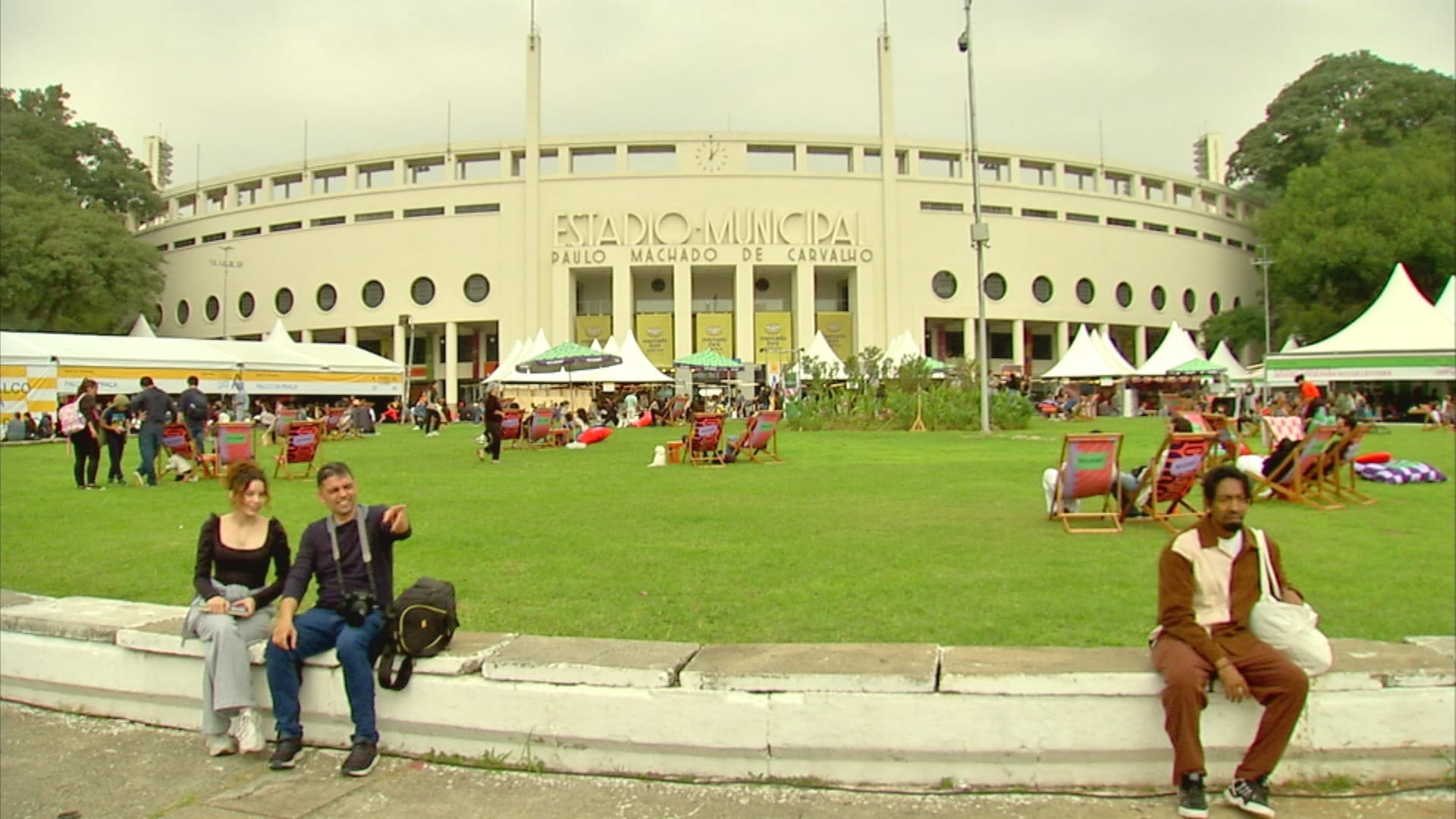 Feira do Livro atrai leitores e promove cultura no Estádio do Pacaembu (SP)