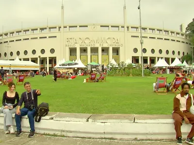 Feira do Livro atrai leitores e promove cultura no Estádio do Pacaembu (SP)