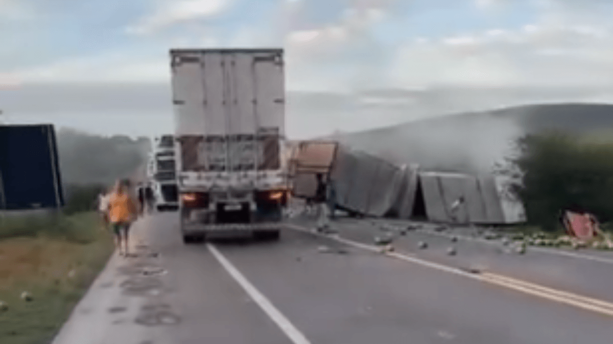 Acidente entre caminhão e van deixa ao menos 16 mortos na BR-116, na Bahia