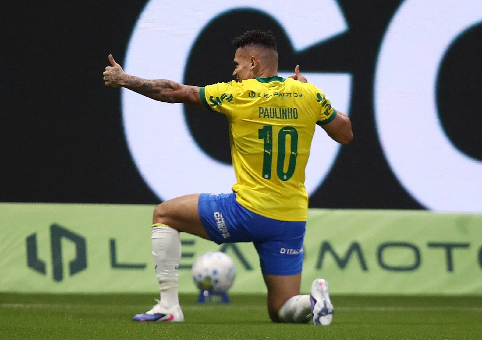 Com VAR polêmico, Palmeiras vence Chapecoense com gol de Paulinho