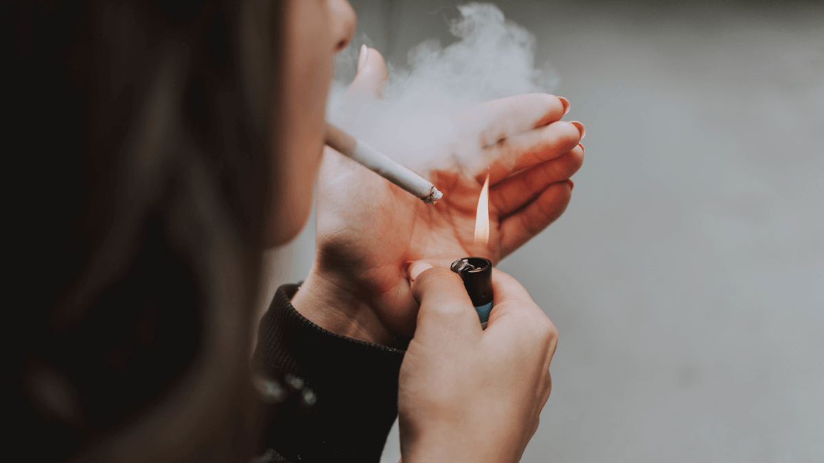 Cigarro voltou à moda? Tendência liga alerta para consumo entre jovens