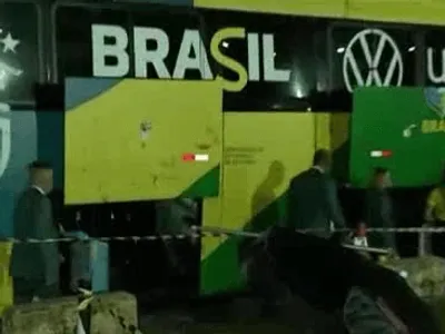 Seleção Brasileira sai da sede da CBF e embarca para Copa do Mundo