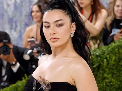 Charli XCX revela capa, título e data de novo álbum; veja