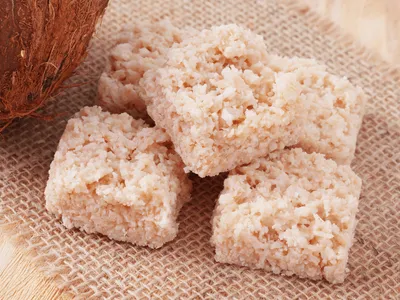 Faça uma cocada em poucos passos com as sobras de bolo de coco gelado