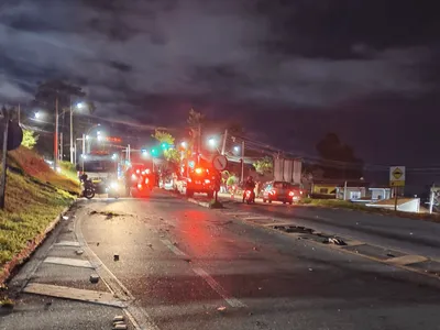 Mulher fica presa às ferragens após acidente com três veículos em Jacareí