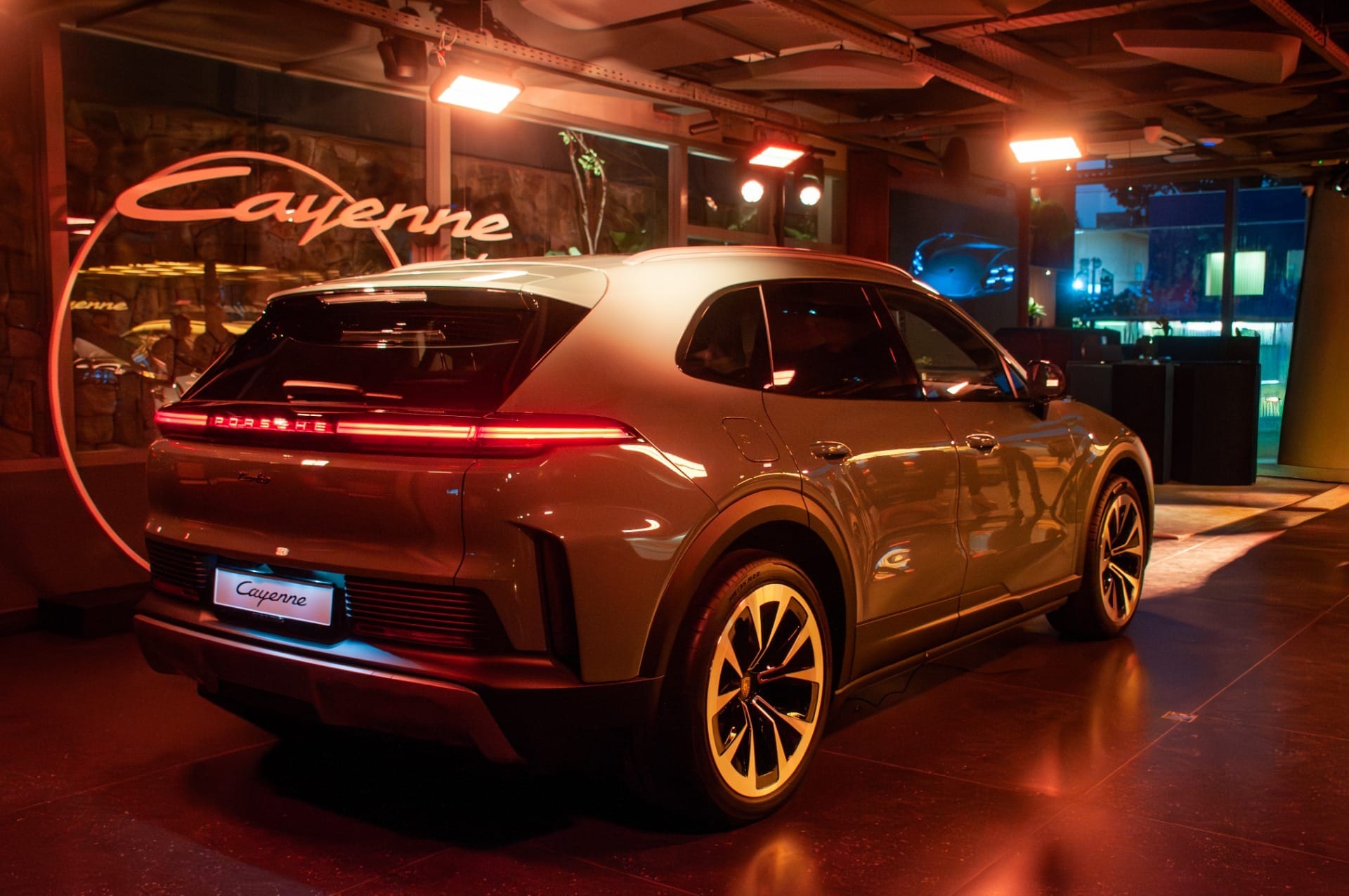 Na traseira, o SUV elétrico mantém o visual esportivo da linha Cayenne e aposta em assinatura luminosa integrada