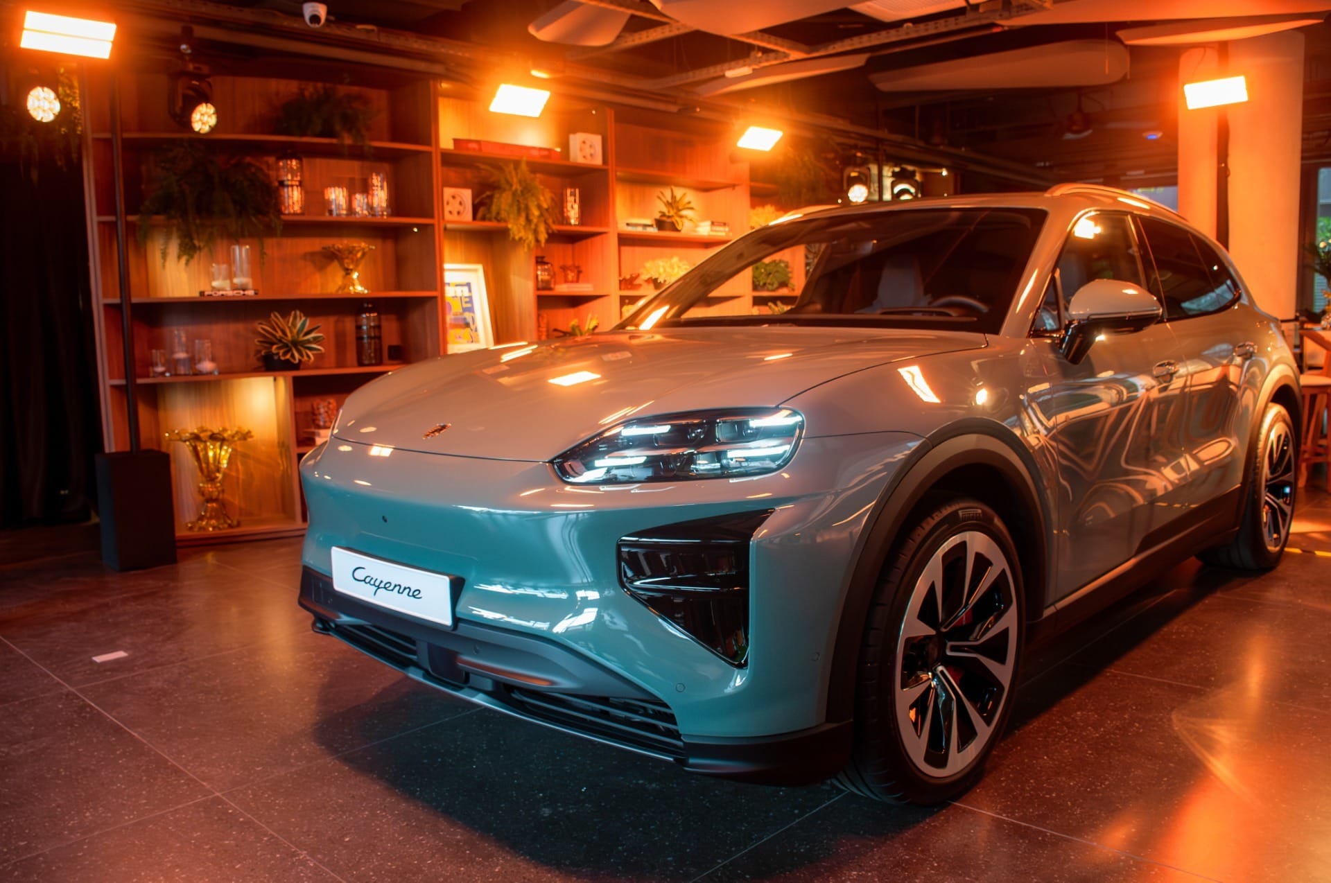 Novo Porsche Cayenne Electric estreia no Brasil em seis versões, com potência de até 1.156 cv e preços acima de R$ 1,4 milhão