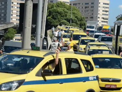 Taxistas comemoram autorização para transferência de outorga no Rio