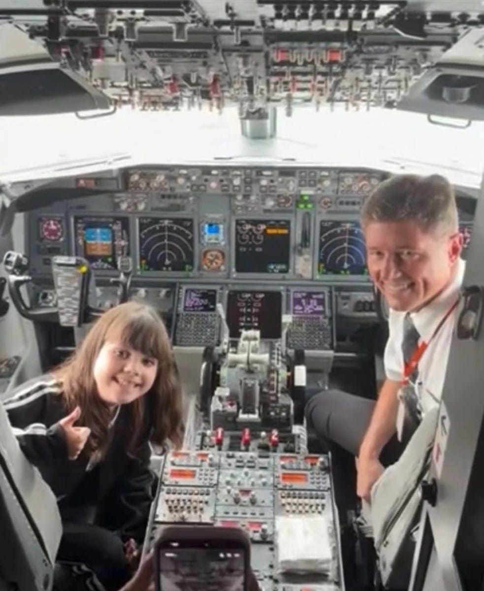 Menina com doença rara faz primeira viagem de avião e é homenageada a bordo