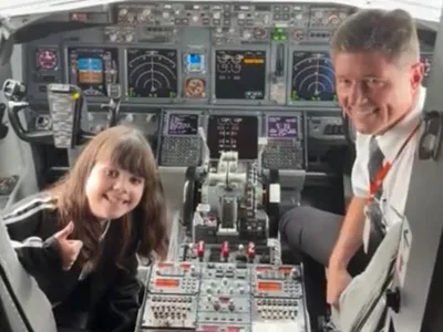 Menina com doença rara faz primeira viagem de avião e é homenageada a bordo