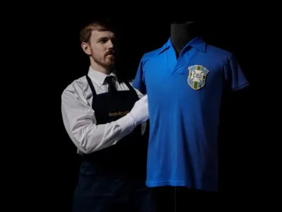 Camisa de Pelé da final de 1958 vai a leilão; valor pode quebrar recorde