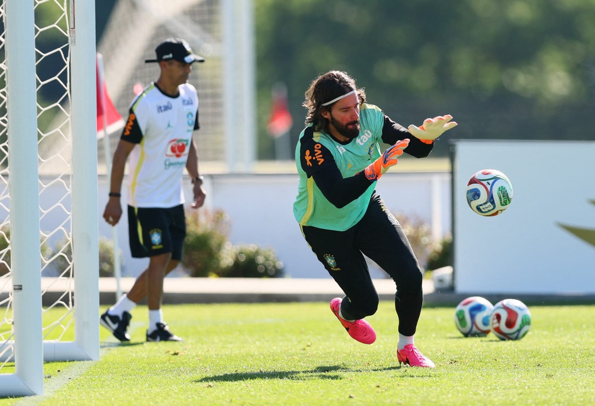 Alisson em ação durante o treino da Seleção Brasileira. Foto: Reuters/Caean Couto
