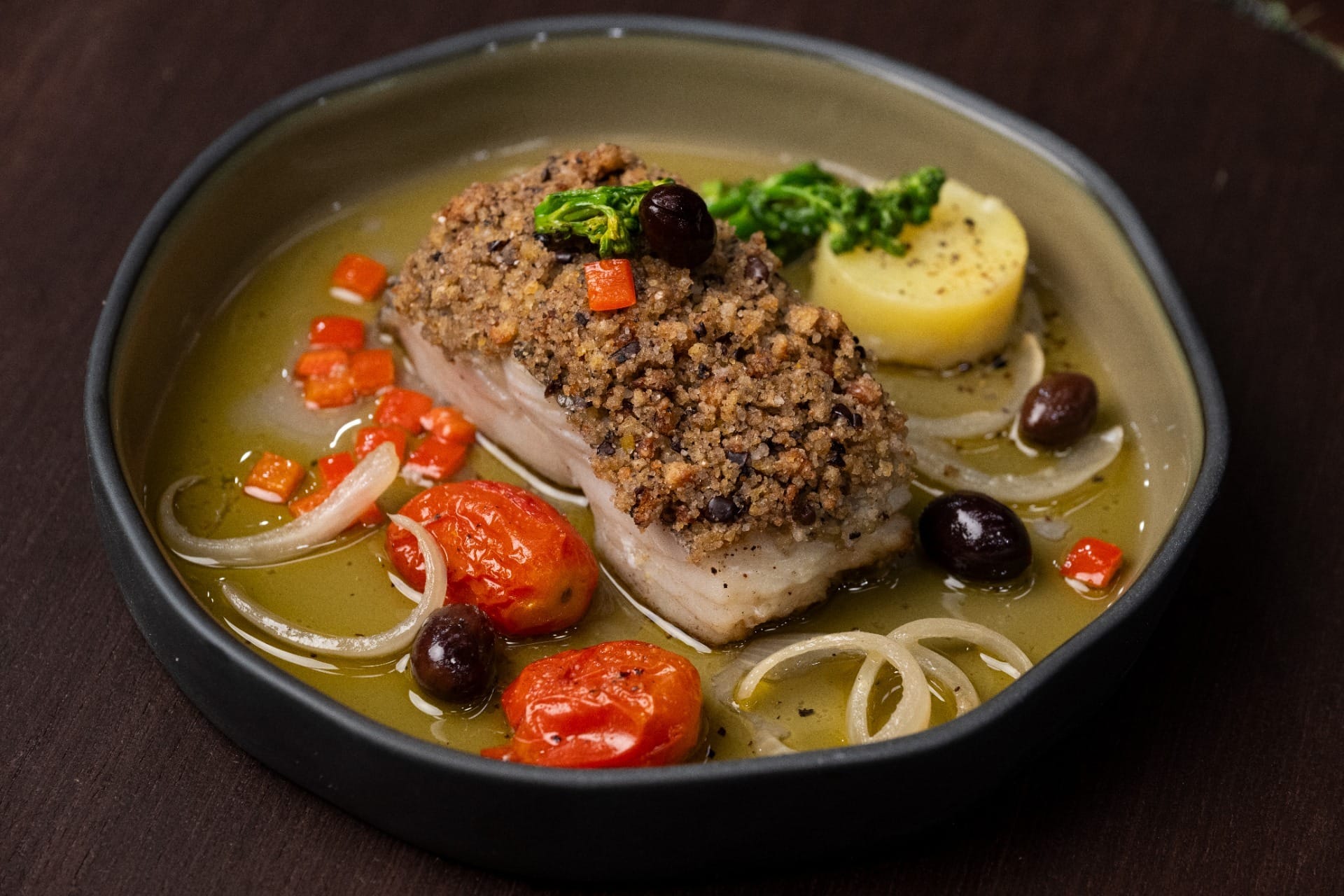 Bacalhau confitado com crosta de azeitona e legumes | Band Receitas